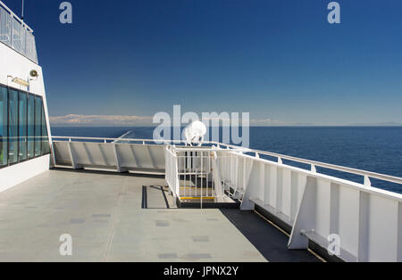 Ost-Ansicht von der Strait Of Georgia von einem Deck der Fähre, BC Fähren, Britisch-Kolumbien, Kanada an einem sonnigen Tag im Mai. Stockfoto