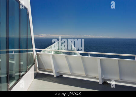 Ost-Ansicht von der Strait Of Georgia von einem Deck der Fähre, BC Fähren, Britisch-Kolumbien, Kanada an einem sonnigen Tag im Mai. Stockfoto