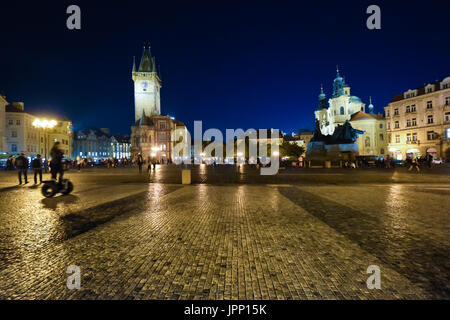 Abend im Altstädter Ring mit der Astronomischen Uhr, St. Nicholas Kirche und des Jan Hus Denkmal im Hintergrund in Prag, Tschechische Republix Stockfoto