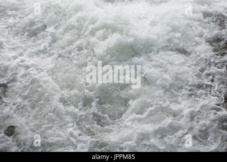 Nahaufnahme des Buttern, Wildwasser in einem schnell bewegten Fluss. Von oben fotografiert. Stockfoto