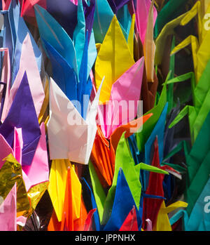 Nahaufnahme von gefaltetes Papier Origami-Kraniche, die von Schülerinnen und Schüler gemacht und an die Kinder-Friedensdenkmal in Hiroshima Japan angezeigt. Stockfoto