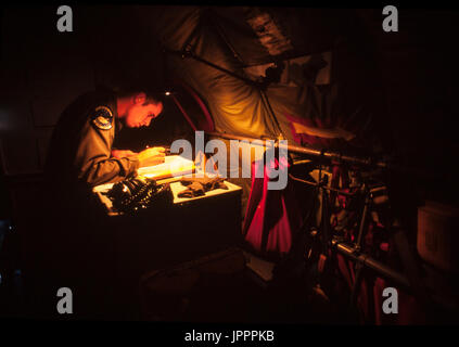 Ein Navigator Grundstücke den Kurs der US-Luftwaffe KC-135 Tanker bei Luft-Luft-Betankung Operationen über den kontinentalen Vereinigten Staaten. Stockfoto