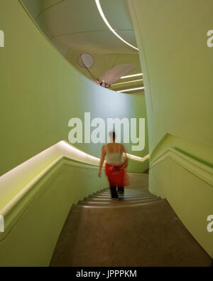 Riverside Museum, Pointhouse Road, Glasgow Interieur von der neuen Transport Museum jungen Frauen Treppen hinunter Stockfoto