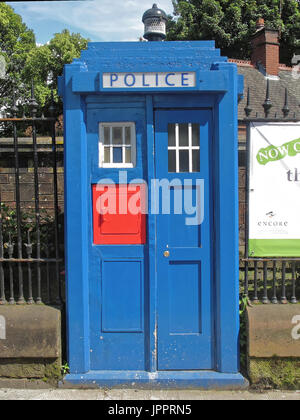 Nelson oder Pirat Tardis verwundet mit Eye Patch blau Polizei Telefonzelle Stockfoto