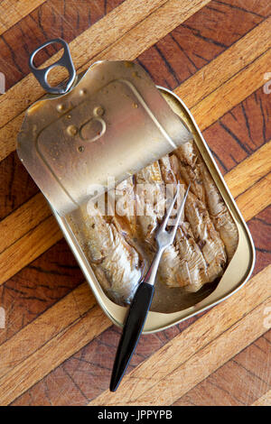 Sardinen in der Dose Mineralwasser und einer Gabel. Stockfoto