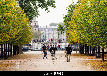 Kinder Fußball spielen bei Tuilleries Park in Paris. Stockfoto