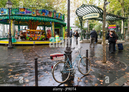 Place des Abbesses Métro Linie 12 Art Deco Glas überdachte Eingang und Karussell Stockfoto