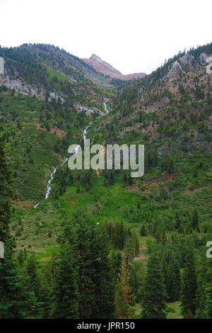 Steile Schlucht Wand mit Gletscherbach, Mountain Peak über Mineral King Valley, Sequoia National Park, Kalifornien, USA Stockfoto