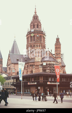 Mainz, Deutschland - 20. April 2017: Menschengruppen auf dem Gutenberg-Platz vor der Hypovereinsbank am Dom auf 20. April 2017 in Mainz. Stockfoto