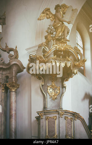 Mainz, Deutschland - 14. Mai 2017: Ein Engel Gold verziert schmückt eine Seite des Altars von St. Stephans Church am 14. Mai 2017 in Mainz. Stockfoto