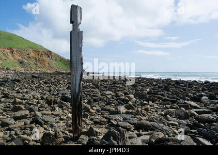 Einzigen Pylon Säule post, allmählich verfallenden in der Sonne, von den alten Steg Ruinen Myponga Beach, South Australia. Stockfoto