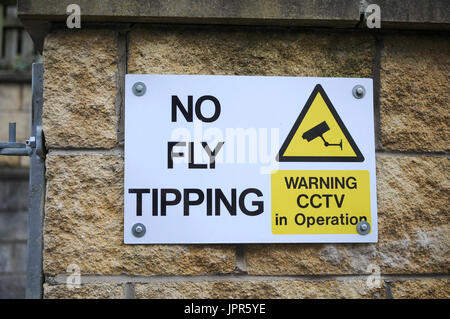 Ein Zeichen im schottischen Edinburgh lesen "No Fly Tipping" d.h. keine illegale Ablagerung. Stockfoto