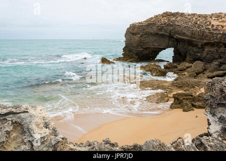 Gewölbte Felsformation am Strand Küste, nahe dem Leuchtturm am Gewand, gelegen in der Region Südost-Küste von South Australia Stockfoto