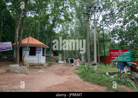 Touristen, die in den Eingang des kottoor kappukadu Elefant Rehabilitationszentrum, kottoor, Thiruvananthapuram, Kerala, Indien, PRADEEP SUBRAMANIAN Stockfoto