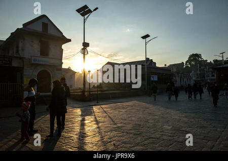 Sonnenuntergang in Pashupatinath Tempel Komplex in Kathmandu Stockfoto