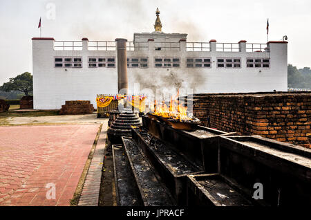 Leuchten durch den Pilger verbrannt, Maya Devi Tempel, Lumbini, Nepal Stockfoto