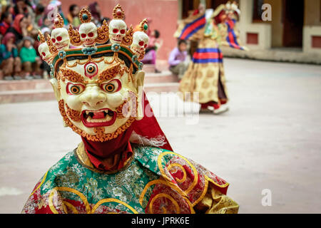 Tibetische Cham Dance performer Tragen eines scary Maske, stellt eine der buddhistischen Gottheiten. Die tibetischen Cham Tanz ist eine buddhistische geistliche Ereignis Stockfoto