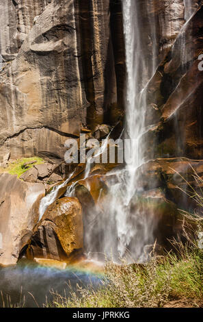 Yosemite Nationalpark Wasserfall mit Regenbogen Stockfoto