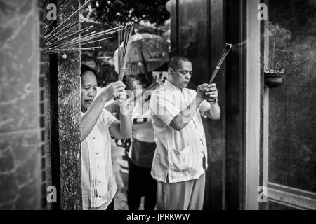 Indonesische chinesische Leute auf der indonesischen Insel Bali mit Weihrauch an Vihara Dharmayana buddhistischen Tempel an Chinese New Year (Xi Gong zu beten Stockfoto