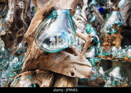 Glasbläserei. Ungewöhnliche handgemachte Form Glas Vasen auf Verkauf. Ubud, Bali, Indonesien Stockfoto