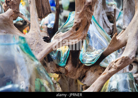 Glasbläserei. Ungewöhnliche handgemachte Form Glas Vasen auf Verkauf. Ubud, Bali, Indonesien Stockfoto