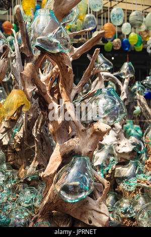 Glasbläserei. Ungewöhnliche handgemachte Form Glas Vasen auf Verkauf. Ubud, Bali, Indonesien Stockfoto