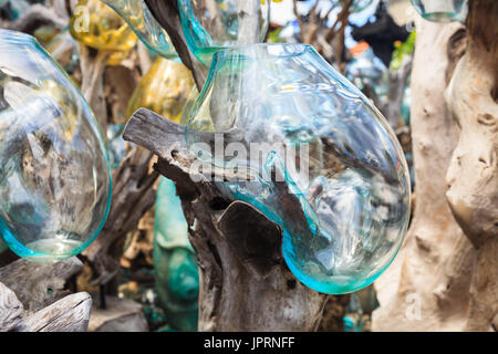 Glasbläserei. Ungewöhnliche handgemachte Form Glas Vasen auf Verkauf. Ubud, Bali, Indonesien Stockfoto