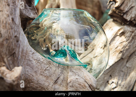 Glasbläserei. Ungewöhnliche handgemachte Form Glas Vasen auf Verkauf. Ubud, Bali, Indonesien Stockfoto