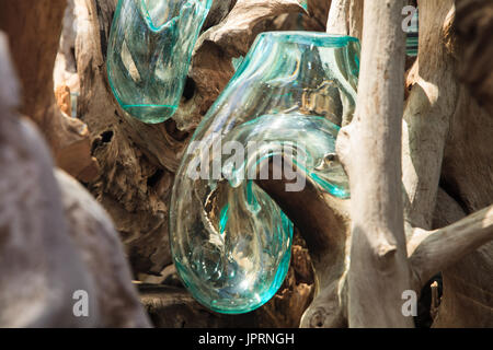 Glasbläserei. Ungewöhnliche handgemachte Form Glas Vasen auf Verkauf. Ubud, Bali, Indonesien Stockfoto