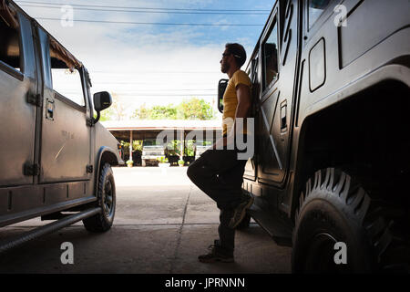 Silhouette Menschen auf Hintergrund army Hummer off road Auto Stockfoto