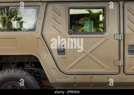 Militärischen Transport Technik close-up, berühmt auf der ganzen Welt USA Armee Hummer aus Straßenauto in Nahaufnahme Foto an das Licht der Natur Stockfoto