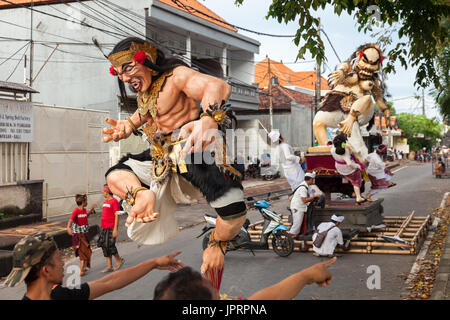 Nyepi - Tag der Stille in Bali, fantastische Figuren der balinesischen hinduistischen Götter auf der Straße tropischen Insel Bali Stockfoto