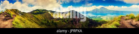 Sehenswürdigkeiten Bali unglaublich malerische Ansicht von oben, Panorama Berglandschaft Vulkan Mount Batur auf Hintergrund Landschaft tropischer Natur. Bali, Indonesien Stockfoto