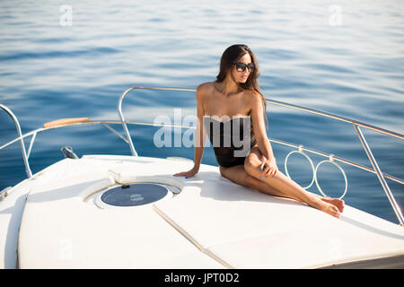 Hübsche junge Frau auf der Yacht auf See Stockfoto