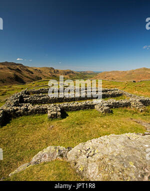 Ruinen der römischen Festung unter blauen Himmel bei Hardknott Pass, am Hang in Nationalpark Lake District, Cumbria, England Stockfoto