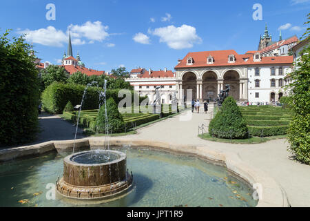 Brunnen, Garten und Sala Terrena (Pavillon) Wallenstein (Waldstein) Palast auf der Kleinseite (Mala Strana), Prag, Tschechische Republik. Stockfoto