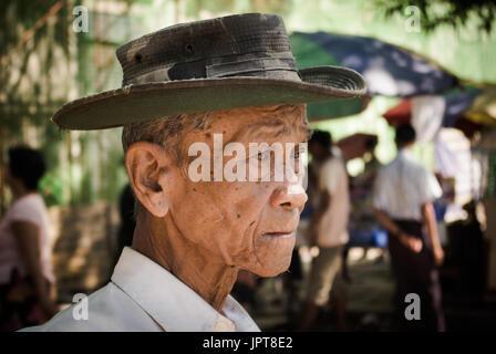 Birmanisch Mann tragen Hut auf die Straße, Yangon, Myanmar Stockfoto