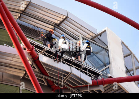 Abseilung vom ArcelorMittal Orbit mit Wire & Sky. Queen Elizabeth Olympic Park, Stratford, London, Großbritannien. Aktivitätsereignis Stockfoto