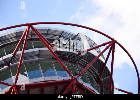 Abseilung vom ArcelorMittal Orbit mit Wire & Sky. Queen Elizabeth Olympic Park, Stratford, London, Großbritannien. Aktivitätsereignis Stockfoto