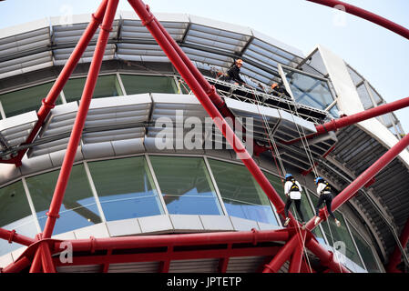 Abseilung vom ArcelorMittal Orbit mit Wire & Sky. Queen Elizabeth Olympic Park, Stratford, London, Großbritannien. Aktivitätsereignis Stockfoto