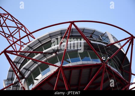 Abseilung vom ArcelorMittal Orbit mit Wire & Sky. Queen Elizabeth Olympic Park, Stratford, London, Großbritannien. Aktivitätsereignis Stockfoto