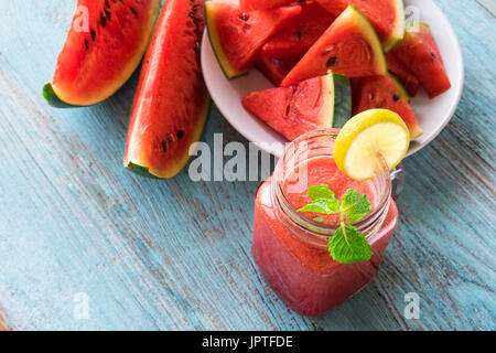 Wassermelone Smothie und Scheiben mit Kalk auf Balck Hintergrund Stockfoto