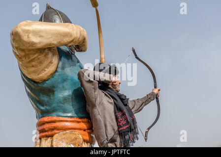 Statue des Mannes Archer und unbekannten mittelalterlichen Bogenschütze in Kostümen der alten türkischen Truppen und Soldaten des Osmanischen Reiches strebt mit Pfeil. ISTANBUL, Stockfoto