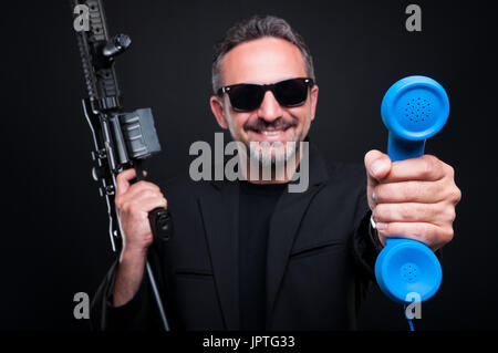 Händler-Mafia-Gangster Empfang eines Anrufs, illegale tödliche Waffe zu verkaufen Stockfoto