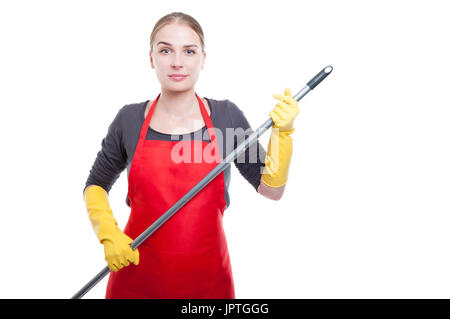 Frau, die Reinigung und den Boden wischen und glücklich lächelnd isoliert auf weißem Hintergrund Stockfoto