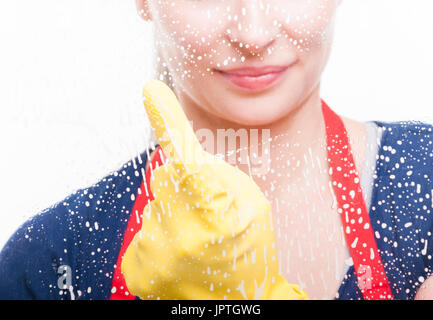 Housekeeping Lady wischte sich die Fensterfläche mit Zeigefinger als Hygiene und Sauberkeit Konzept Stockfoto