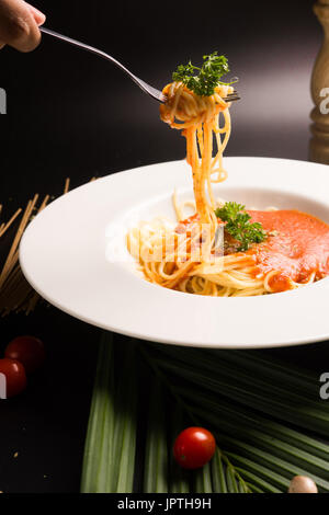 Spaghetti Nudeln mit Fleischbällchen und Tomatensauce Stockfoto