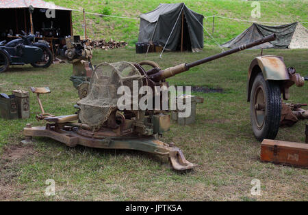 Eine gut erhaltene deutsche automatische anti-Flugzeug Waffe Form des 2. Weltkriegs auf dem Display an Beltring, die Räder, die es normalerweise auf Reisen wurden demontiert. Stockfoto