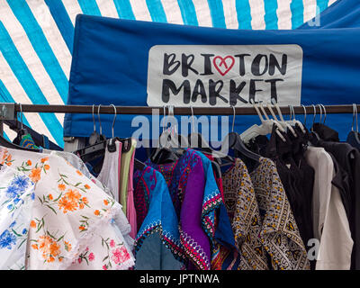 LONDON, Großbritannien - 29. JULI 2017: Bekleidungsstand auf dem Brixton Market in der Electric Avenue mit Schild Stockfoto