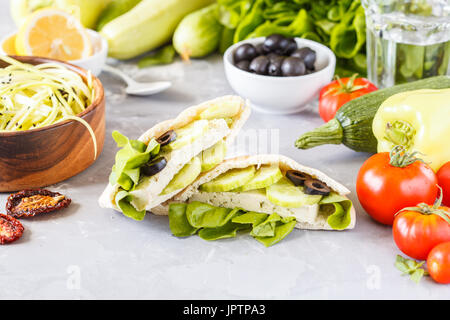Gesunde Sandwiches mit Gemüse und Tofu in Pita. Liebe für eine gesunde vegane Ernährung Konzept. Stockfoto